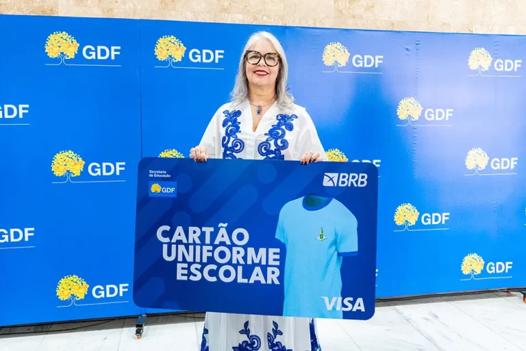 Este novo programa, em parceria com o Governo do Distrito Federal (GDF), garante um crédito anual de R$ 283 por aluno da rede pública para a compra de uniformes.