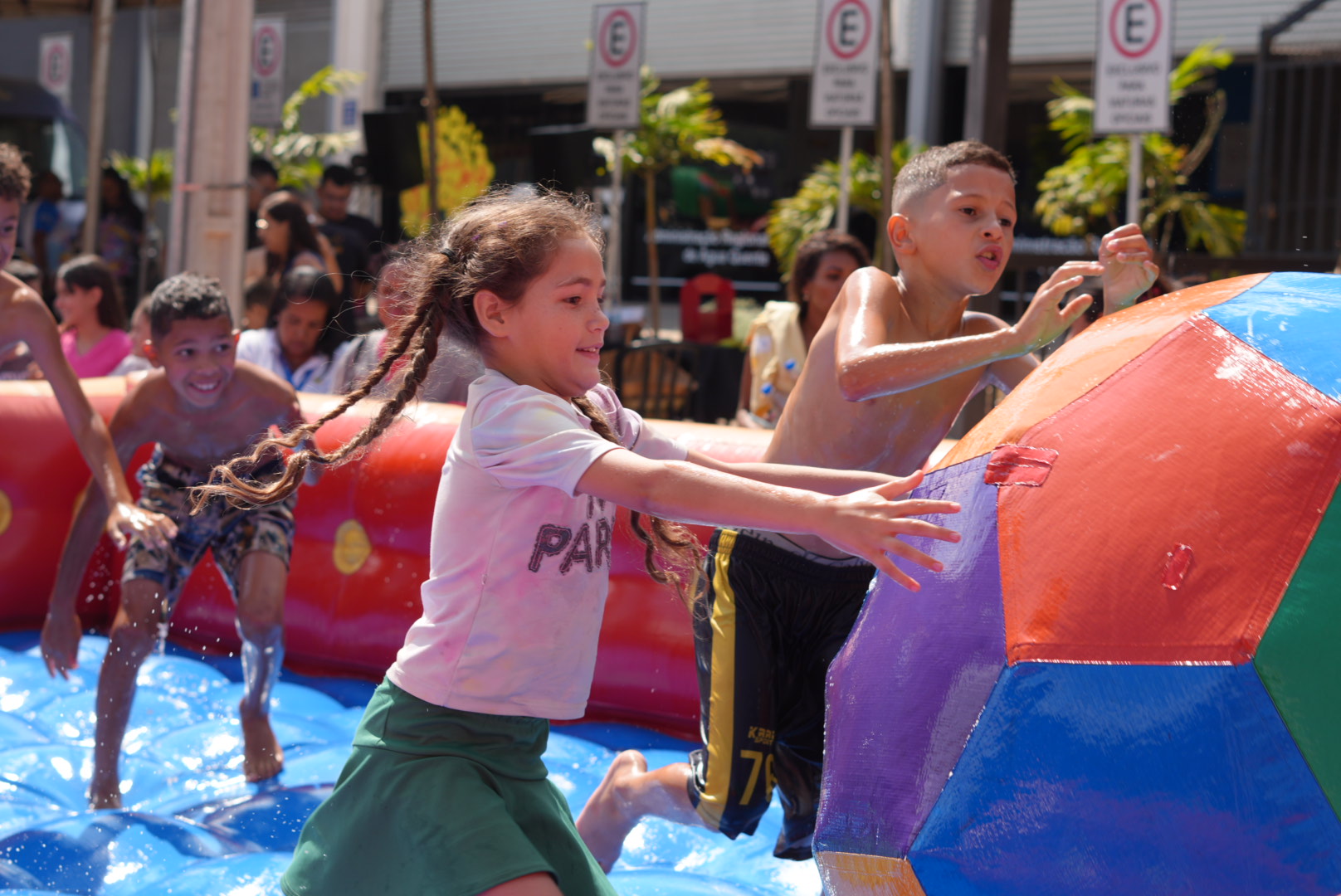 Diversão e serviços gratuitos para as crianças neste sábado