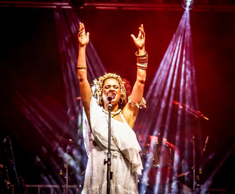 A cantora e atriz Renata Jambeiro sobe ao palco do Clube do Choro de Brasília no dia 22 de dezembro, às 20h. O espetáculo "Mestiça – Celebrando Clara Nunes" une música e solidariedade na 16ª edição do projeto Jambeiro Solidário, que acontece anualmente desde 2010.