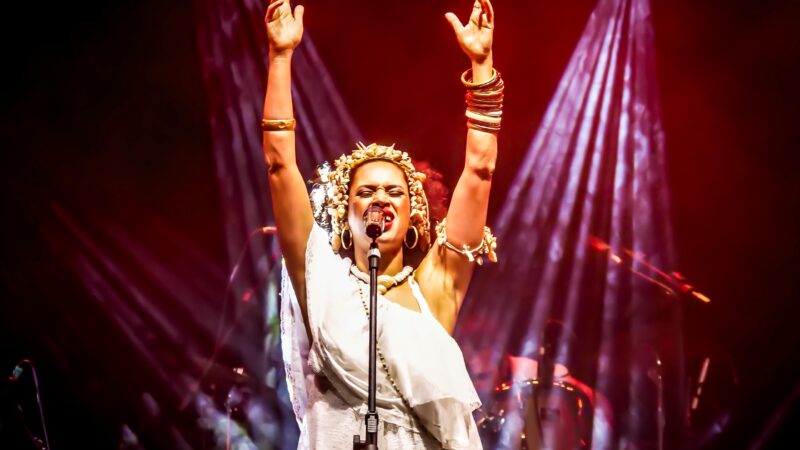 Renata Jambeiro apresenta show em homenagem a Clara Nunes