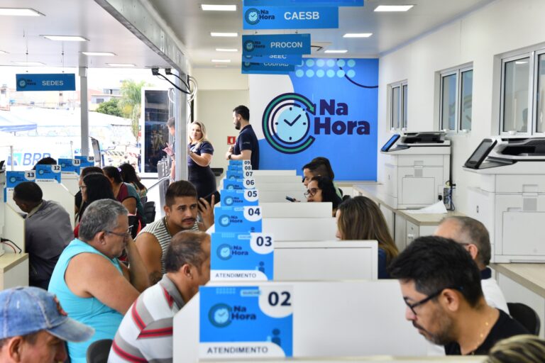 A expectativa é de mais de 500 atendimentos diários, o que também deve desafogar as demais sete unidades fixas do programa. A proposta é clara: agilizar processos, reduzir burocracias e oferecer previsibilidade ao setor produtivo | Fotos: Jhonatan Vieira/Ascom Sejus