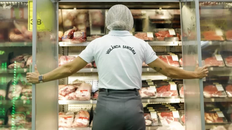 Vigilância Sanitária retira de circulação 2,5 toneladas de alimentos