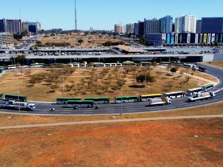 Tecnologia, novos ônibus e passagens gratuitas marcam o ano