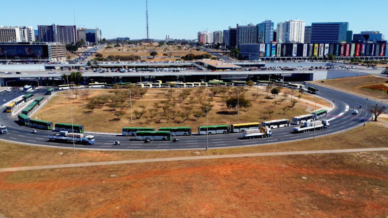 Expansão dos zebrinhas e dos patinetes para diferentes regiões administrativas e ampliação da frota de ônibus marcaram a mobilidade urbana do DF em 2025 | Fotos: Agência Brasília