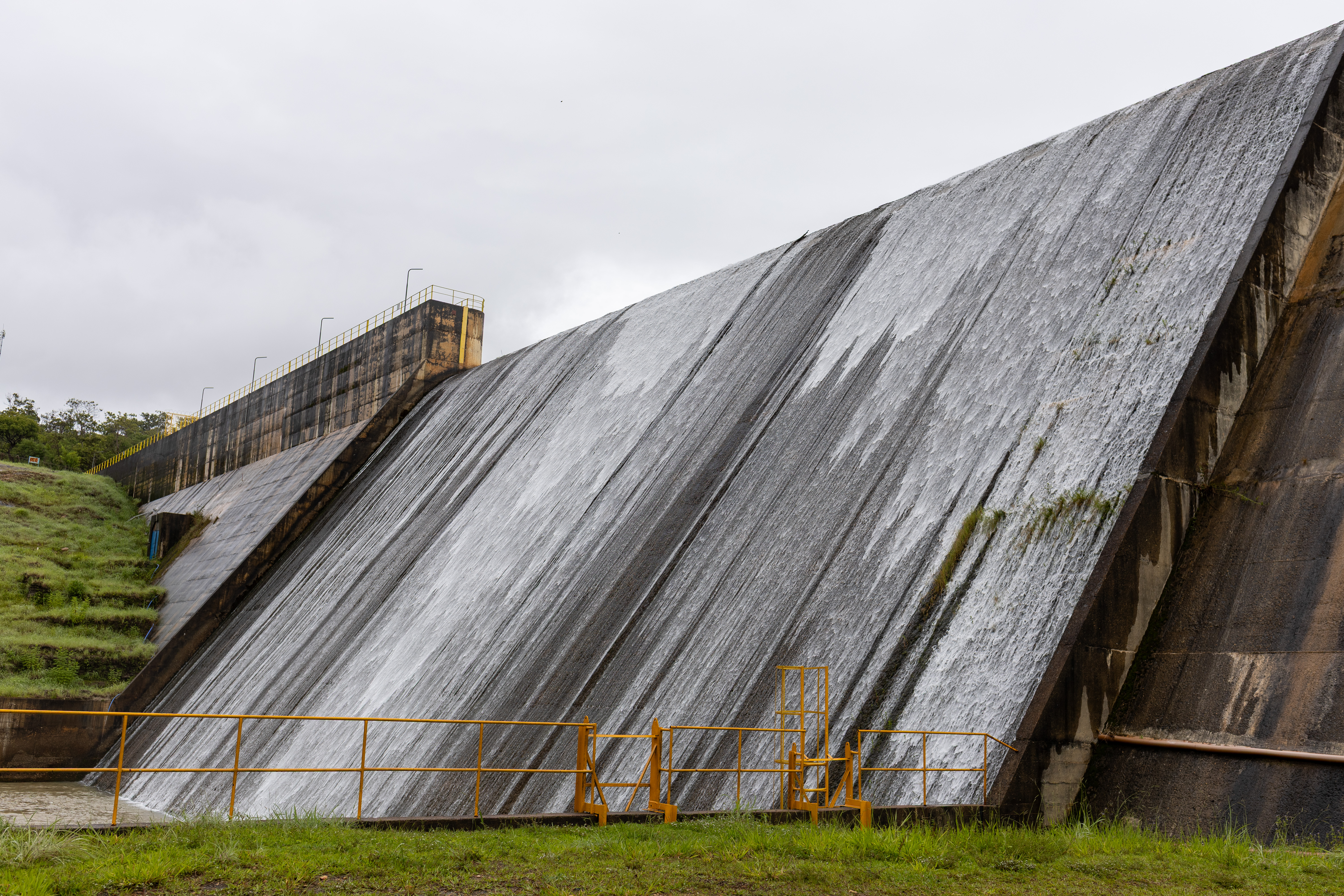 Barragem do Descoberto atinge capacidade máxima e transborda no DF