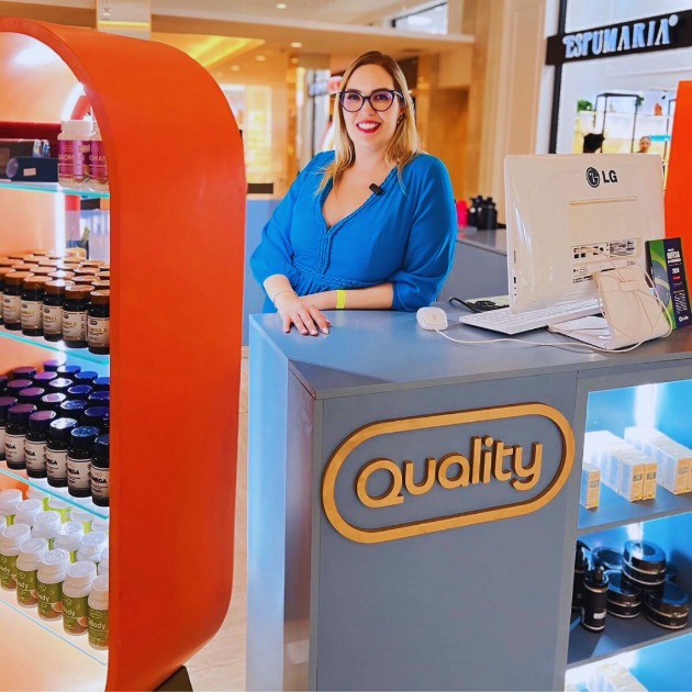 Dra. Flávia Ribeiro, CEO da Quality Farmácia: paixão pela ciência que corre no sangue e inspira uma trajetória de inovação na farmácia de manipulação.