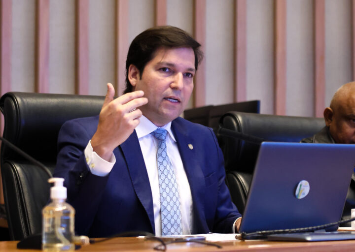 Vacinação sem sair de casa e suporte para síndromes raras