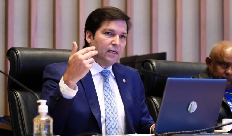 Vacinação sem sair de casa e suporte para síndromes raras