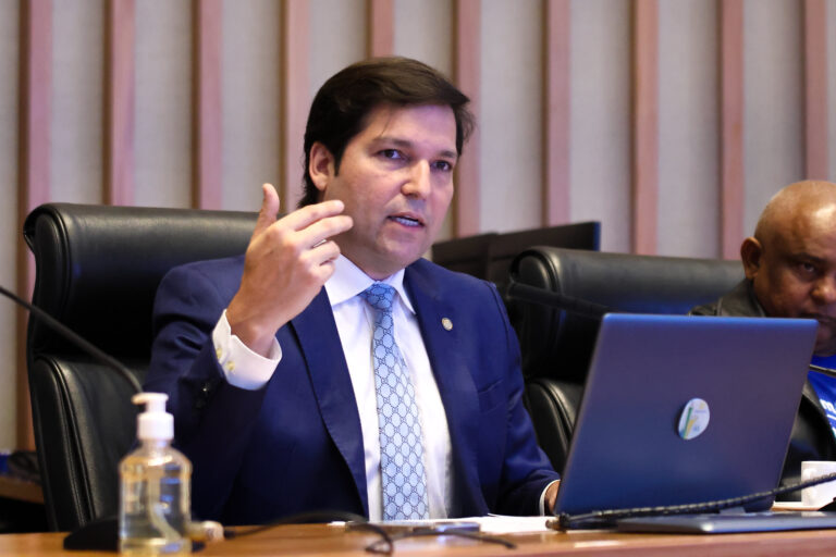 Vacinação sem sair de casa e suporte para síndromes raras