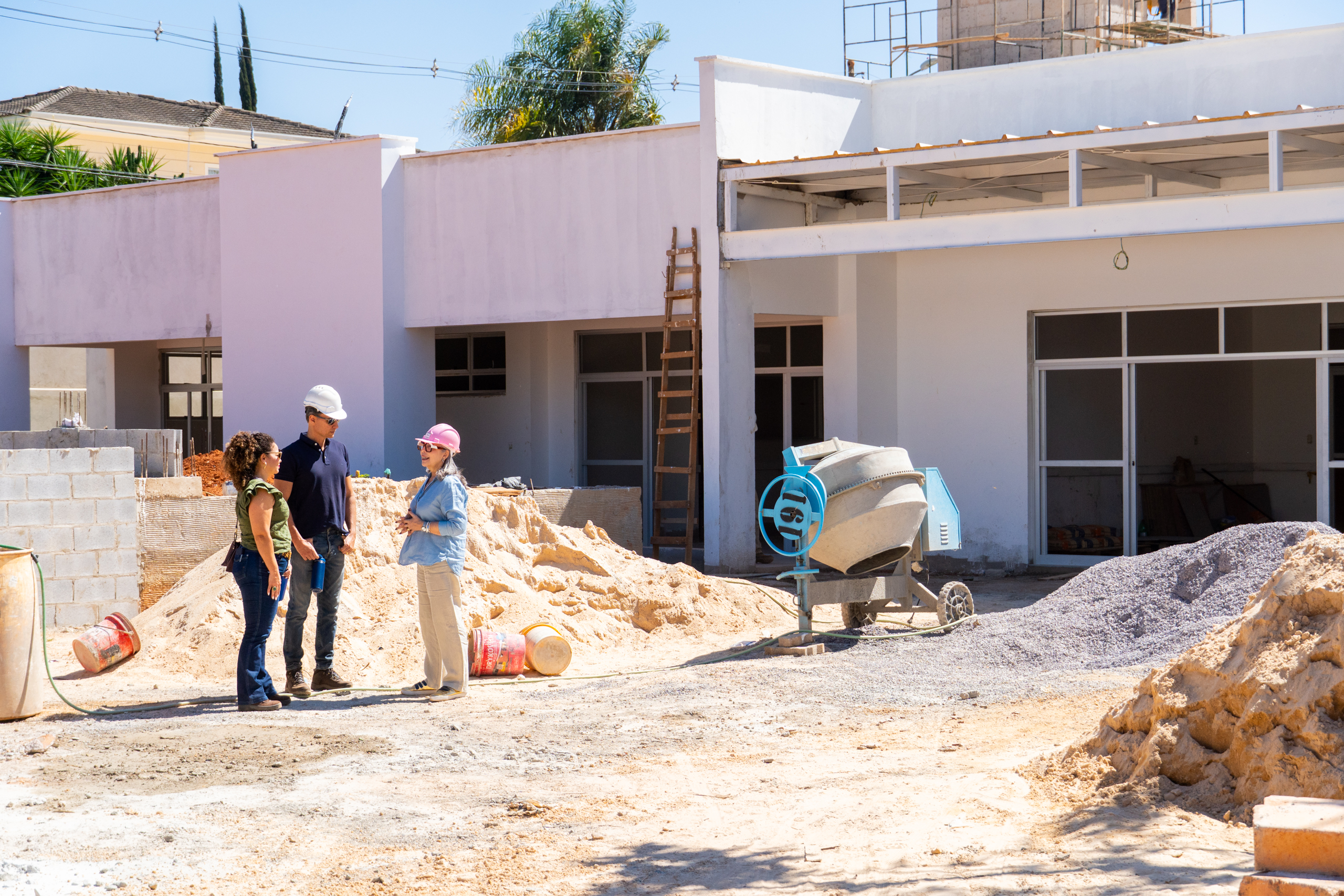 Creches cheias, alunos no exterior e uniforme para todos