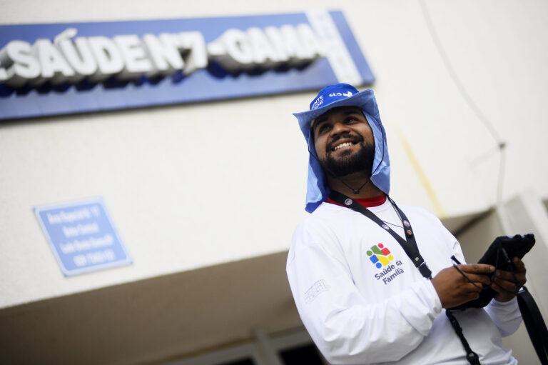 Kelvin de Souza comemora a nova identificação: "Vestindo crachá e uniforme, os moradores sentem confiança e têm mais abertura para passar informações" | Fotos: Matheus Oliveira/ Agência Saúde-DF