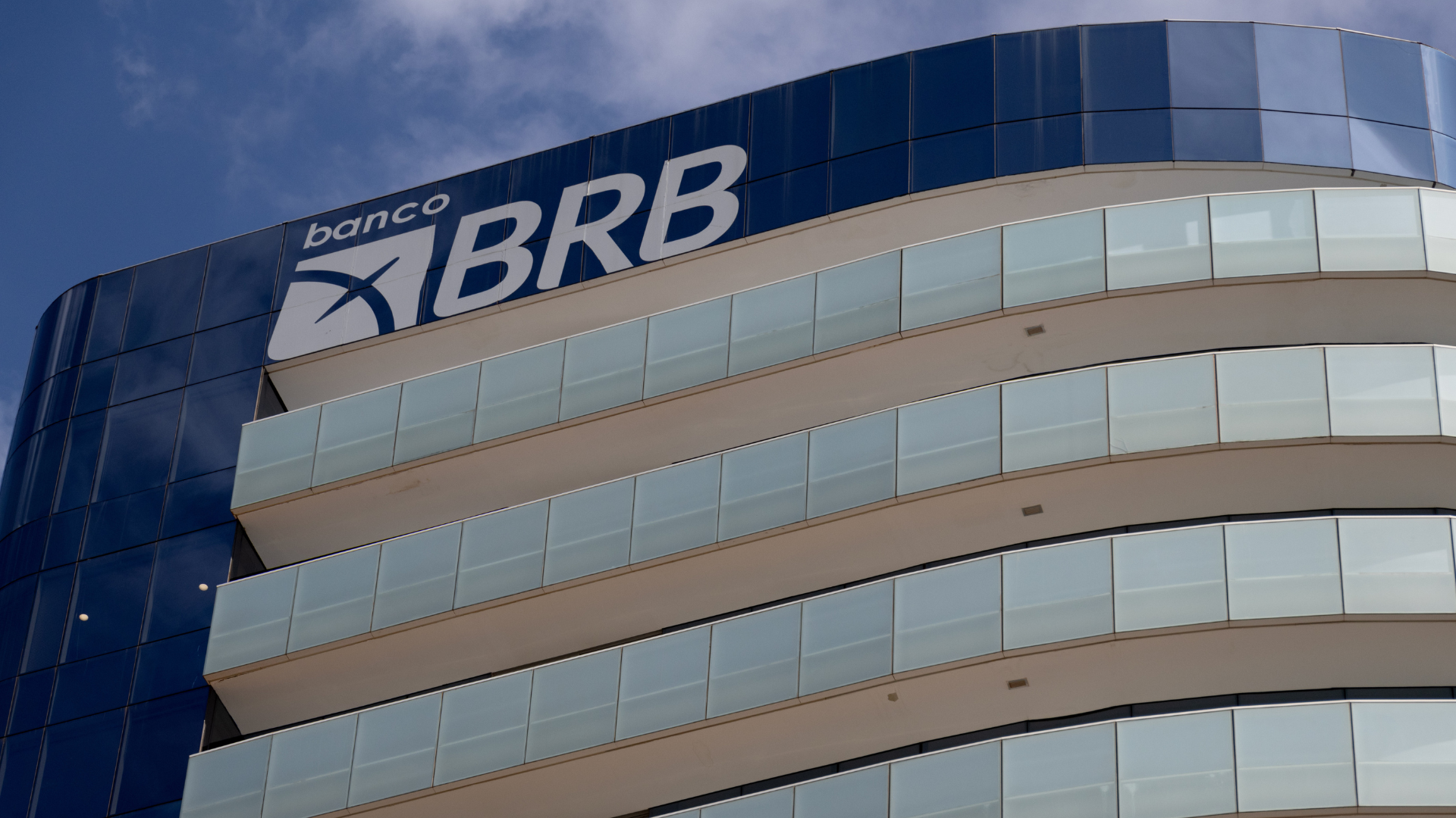 BRB finaliza entrega de 152 mil cartões para uniforme escolar no DF