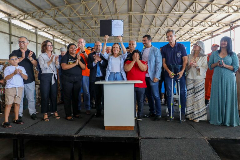 Celina Leão: "Hoje estamos melhorando as condições de trabalho, entregando equipamentos, assinando ações de capacitação e ampliando esse espaço para a instalação de novos maquinários. Mas é fundamental que a população também nos ajude, fazendo a coleta seletiva e o descarte correto do lixo" | Fotos: Paulo H. Carvalho/Agência Brasília