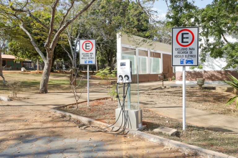No período de 2019 a 2022, a iniciativa foi voltada ao incentivo ao uso de veículos elétricos, que contemplou a instalação de 28 (vinte e oito) eletropostos em diferentes localidades do Distrito Federal | Foto: Joel Rodrigues/Agência Brasília