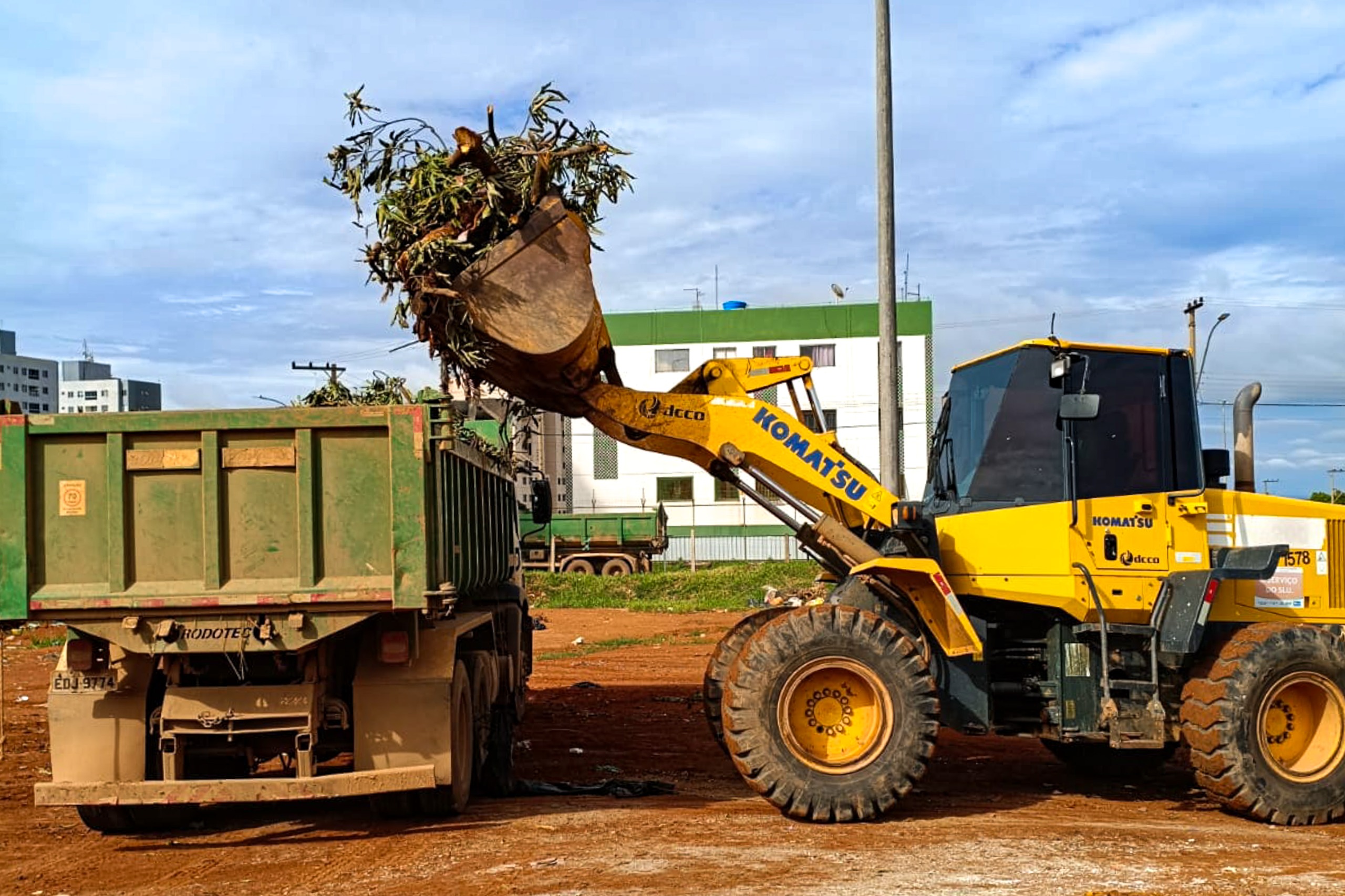 Mutirão de limpeza retira toneladas de entulho em regiões do DF