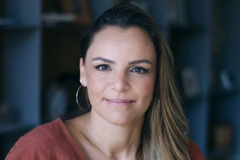 Maria Clara Fleury Leia mais em: https://forbes.com.br/forbes-mkt/2026/01/maria-clara-fleury-assume-o-marketing-da-openai-com-foco-no-jeitinho-brasileiro-de-usar-ia/