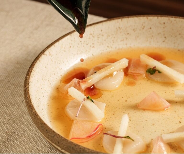 Crédito: Matheus Ramos/Gurumê Legenda: Crudo de vieira do Gurumê, um dos destaques do novo cardápio de verão, combina vieiras frescas com sunomono de rabanete e pera asiática, finalizado com molho à base de tucupi e azeites aromáticos, traduzindo a fusão entre técnicas japonesas e ingredientes amazônicos.