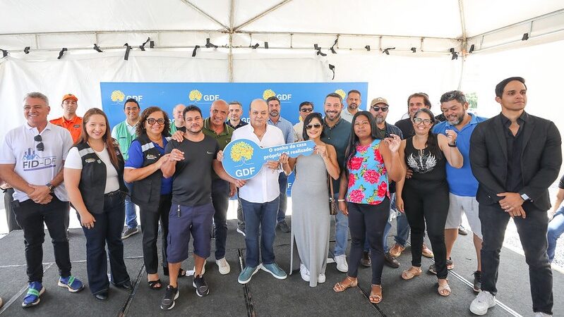 Mais de 320 pessoas recebem a casa própria no Riacho Fundo II