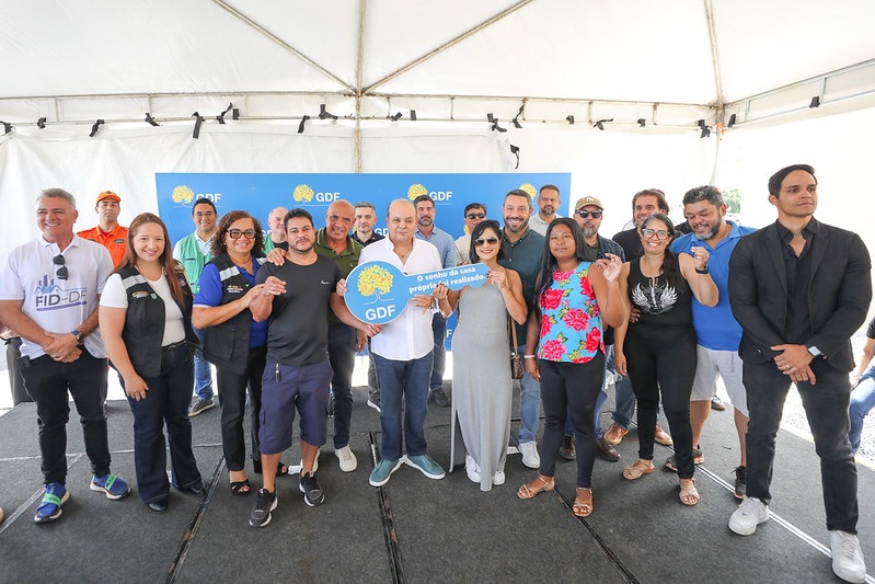 Mais de 320 pessoas recebem a casa própria no Riacho Fundo II