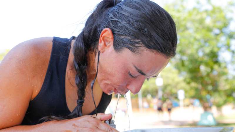 Verão e sol forte: saiba como evitar a insolação e cuidar da saúde