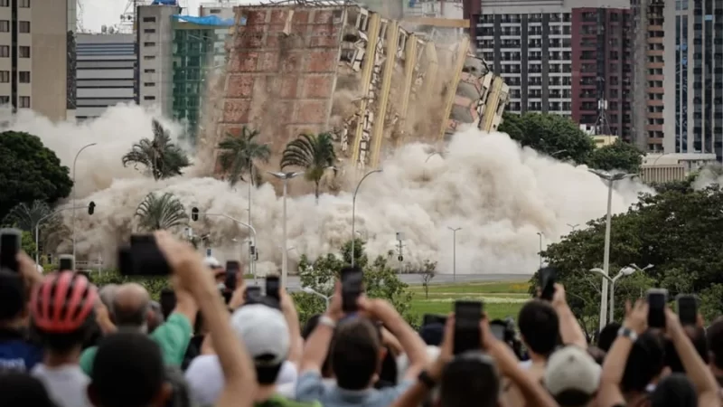 Torre Palace Hotel é implodido no centro de Brasília