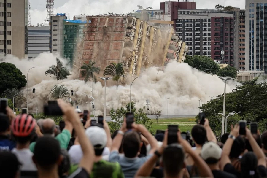 Torre Palace Hotel é implodido no centro de Brasília