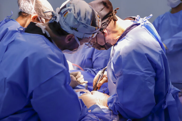 O Distrito Federal consolidou-se como um polo de saúde para o país, mas isso gera um impacto direto nas contas públicas. Em 2025, o gasto com pacientes de outras regiões deve chegar a quase R$ 1 bilhão.