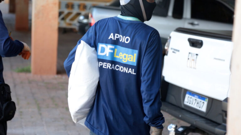 Servidor da DF Legal em ação de acolhimento à população em situação de rua | Foto: Divulgação/Agência Brasília