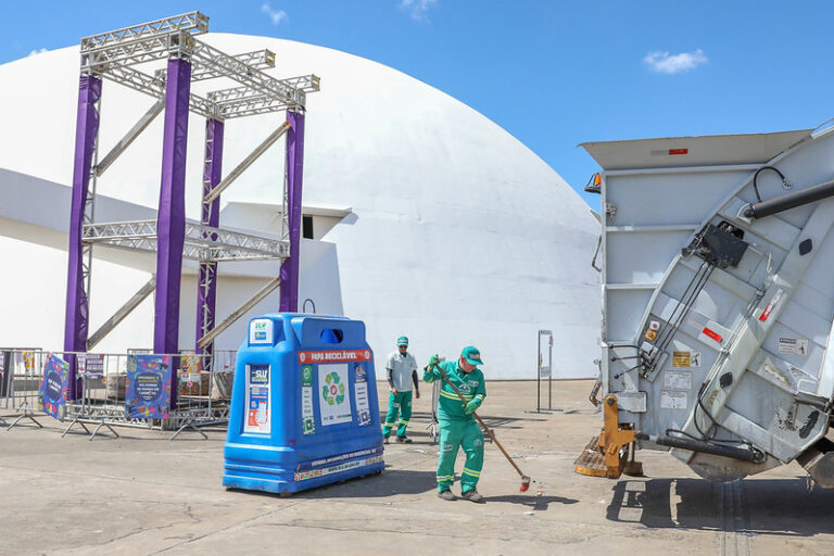 Força-tarefa do SLU retira 29 toneladas de lixo das ruas