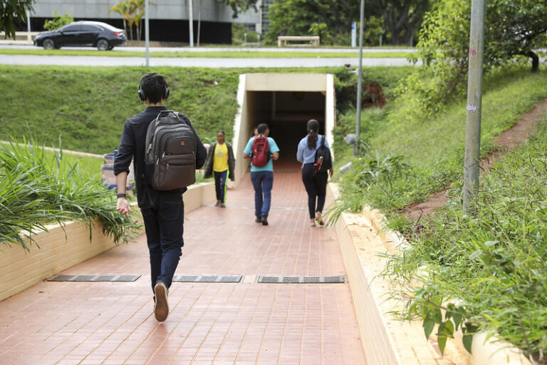 A manutenção das passagens subterrâneas inclui, entre outros serviços, substituição de piso danificado, instalação de meio-fio de concreto e pintura | Fotos: Lúcio Bernardo Jr./Agência Brasília