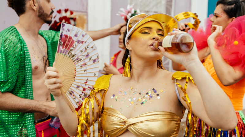 Ressaca ou Intoxicação? Saiba quando o mal-estar pós-festa é perigoso