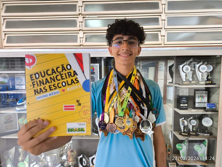 Com mais de 30 premiações científicas no currículo, Isaac Bertão é medalhista de ouro nas Olimpíada do Tesouro Direto de Educação Financeira 2025| Foto: Mary Leal/SEEDF