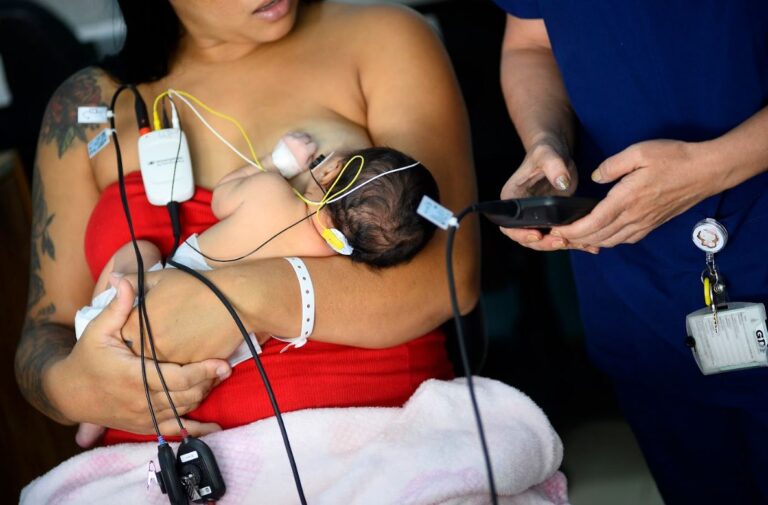 O Peate é um exame complementar ao teste da orelhinha e faz parte da triagem neonatal. Ele é indicado para recém-nascidos que apresentam indicadores de risco para perda auditiva | Fotos: Matheus Oliveira/Agência Saúde DF