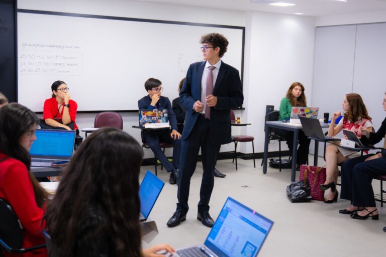 O projeto, realizado em parceria com a Fundação Internationali Negotia, foca em preparar jovens para conferências internacionais de alto nível.