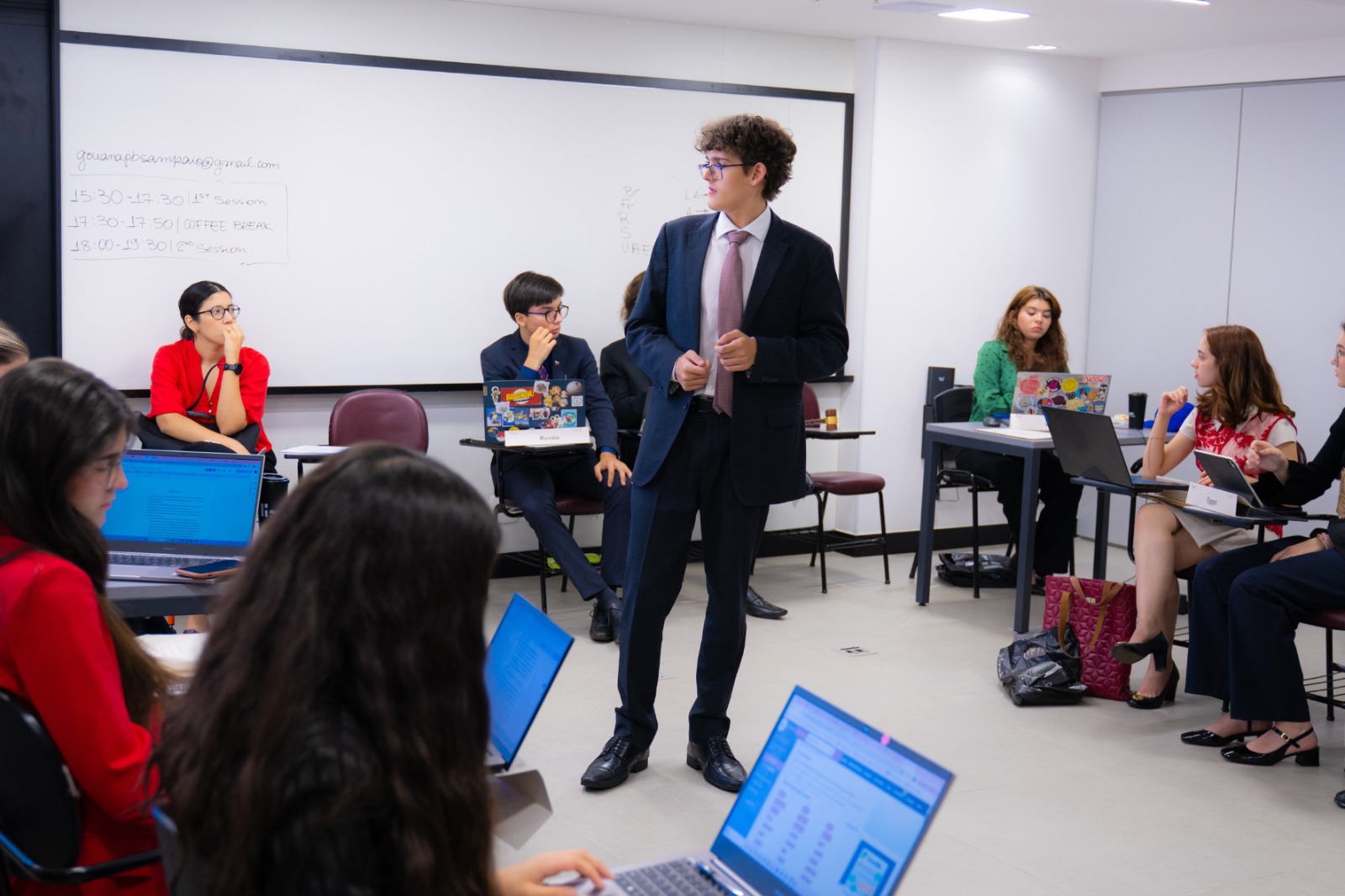 Hayek Global College abre treinamento de diplomacia