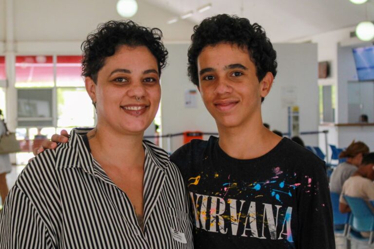 João Pedro Gonçalves, ao lado da mãe, segue as orientações de estilo de vida e alimentação dadas pela equipe do HCB e conseguiu melhorar a qualidade de vida