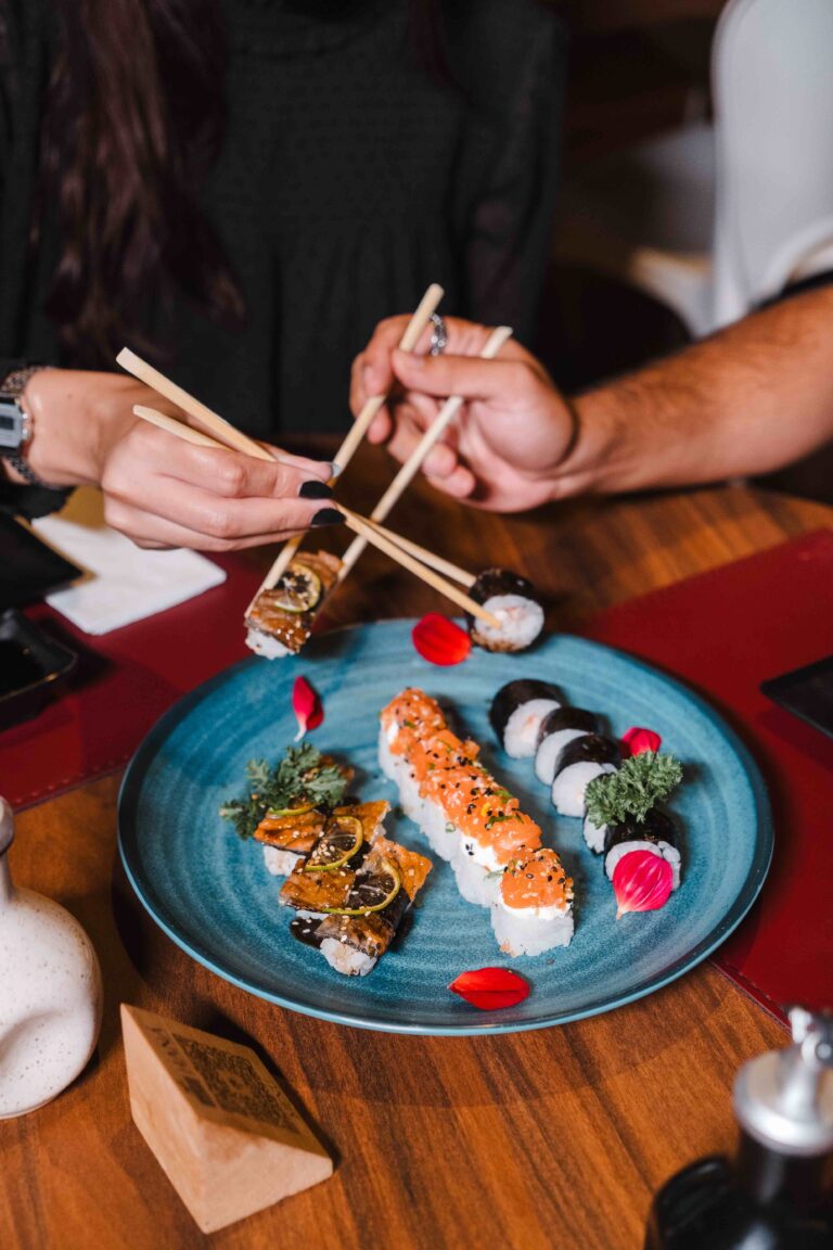 Carnaval também combina com sushi! Se você quer aproveitar a folia sem abrir mão de uma comida leve e de qualidade, o Haná na 408 Sul é o destino certo.