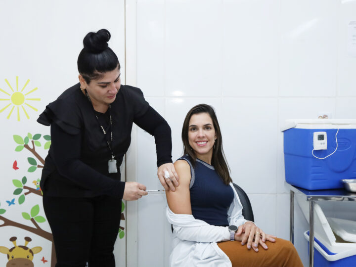 GDF começa a vacinar profissionais de saúde contra a dengue