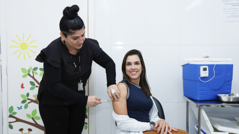 GDF começa a vacinar profissionais de saúde contra a dengue