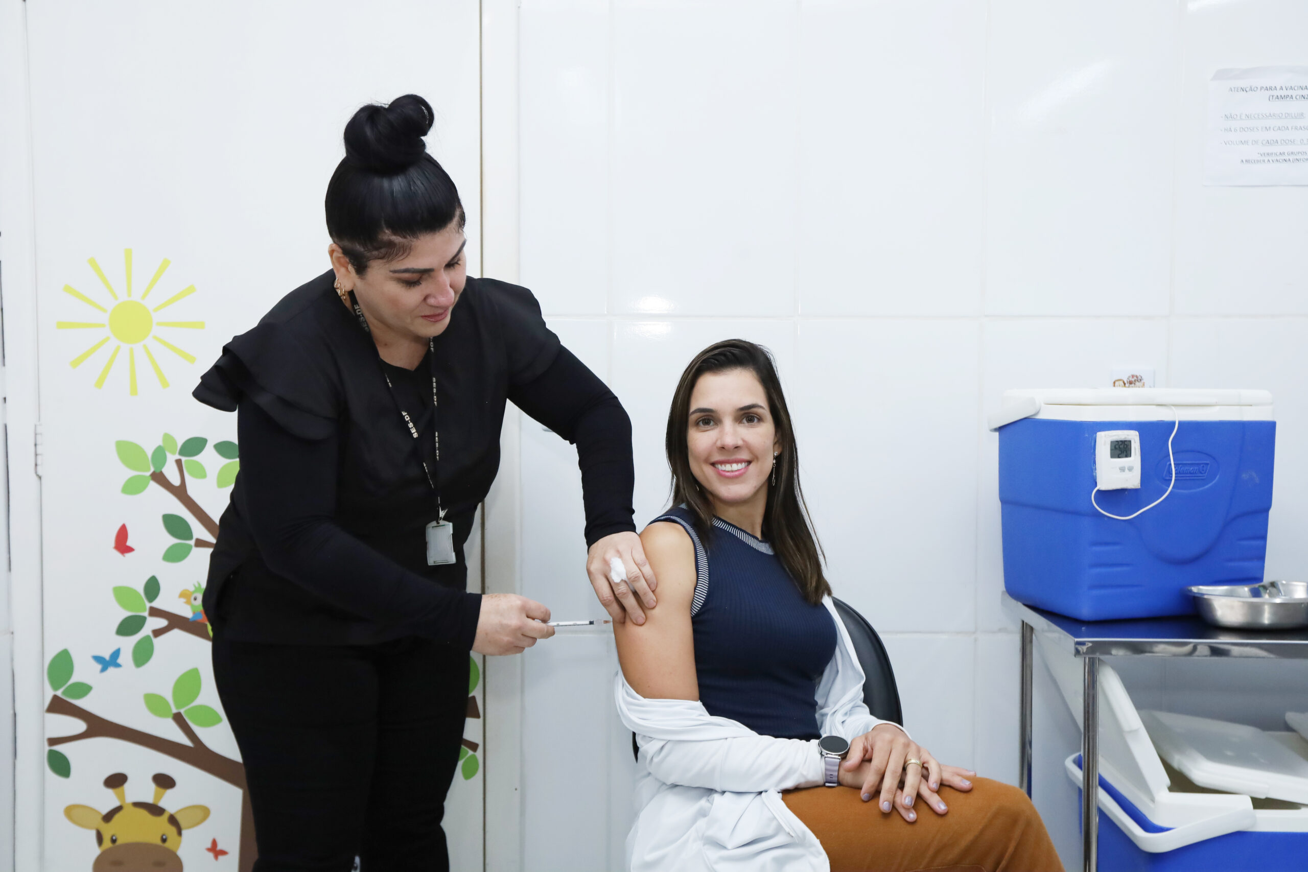 GDF começa a vacinar profissionais de saúde contra a dengue