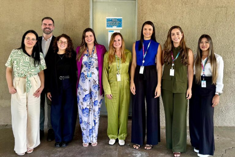 Liliana (ao centro, de verde) com a equipe do Núcleo de Pesquisa Clínica (Nupec) e os monitores do estudo de doença hepática da Takeda, durante a visita de iniciação do estudo