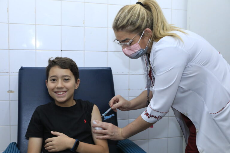 Vacinação contra a dengue teve elevada adesão nos primeiros dias, porém, o número de crianças e adolescentes de 10 a 14 anos vacinados está aquém do esperado | Foto: Jhonatan Cantarelle/Agência Saúde-DF