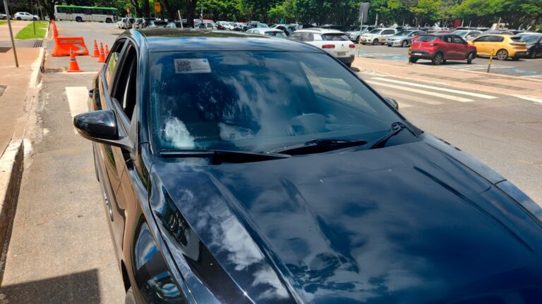 O QR Code que identifica carros de aplicativo está disponível no Portal do Condutor; a emissão é gratuita | Foto: Divulgação/Semob-DF