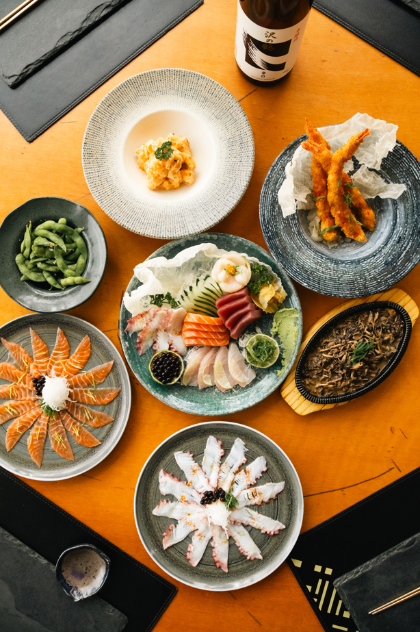 Aproveitar o feriado em casa com sushi é uma escolha prática e saborosa. O Noru oferece opções que vão de entradas para petiscar durante os filmes até pratos quentes para um jantar mais robusto.