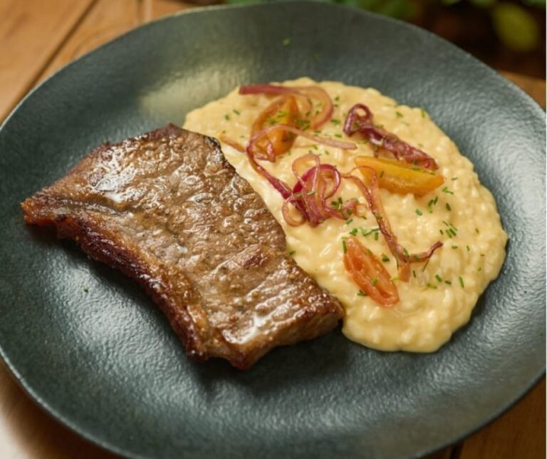 Risotto alla Dijon: cremosidade no ponto, acidez medida e finalização precisa. Um prato que traduz técnica, equilíbrio e a assinatura gastronômica do Zero61 Gastrobar.