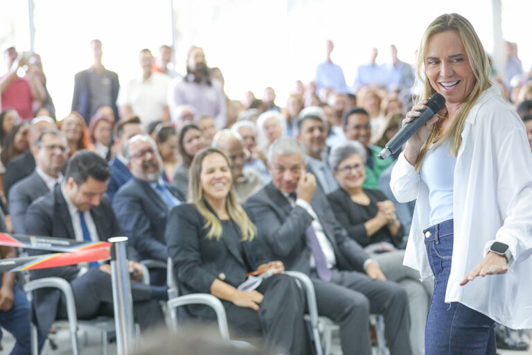 “Isso demonstra gestos que estamos fazendo por áreas que são prioritárias no nosso governo. A gente sabe que o orçamento tem limitações, mas queremos priorizar essas áreas porque essas pessoas prestem o melhor serviço", afirmou a governadora Celina Leão | Foto: Renato Alves/Agência Brasília