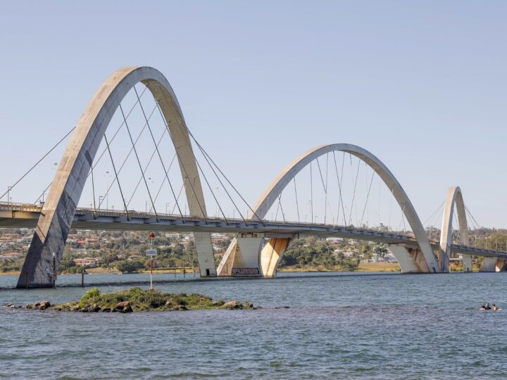 Drones com jatos de água fazem limpeza na Ponte JK em Brasília