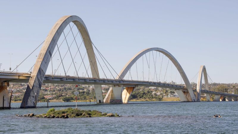 Drones com jatos de água fazem limpeza na Ponte JK em Brasília