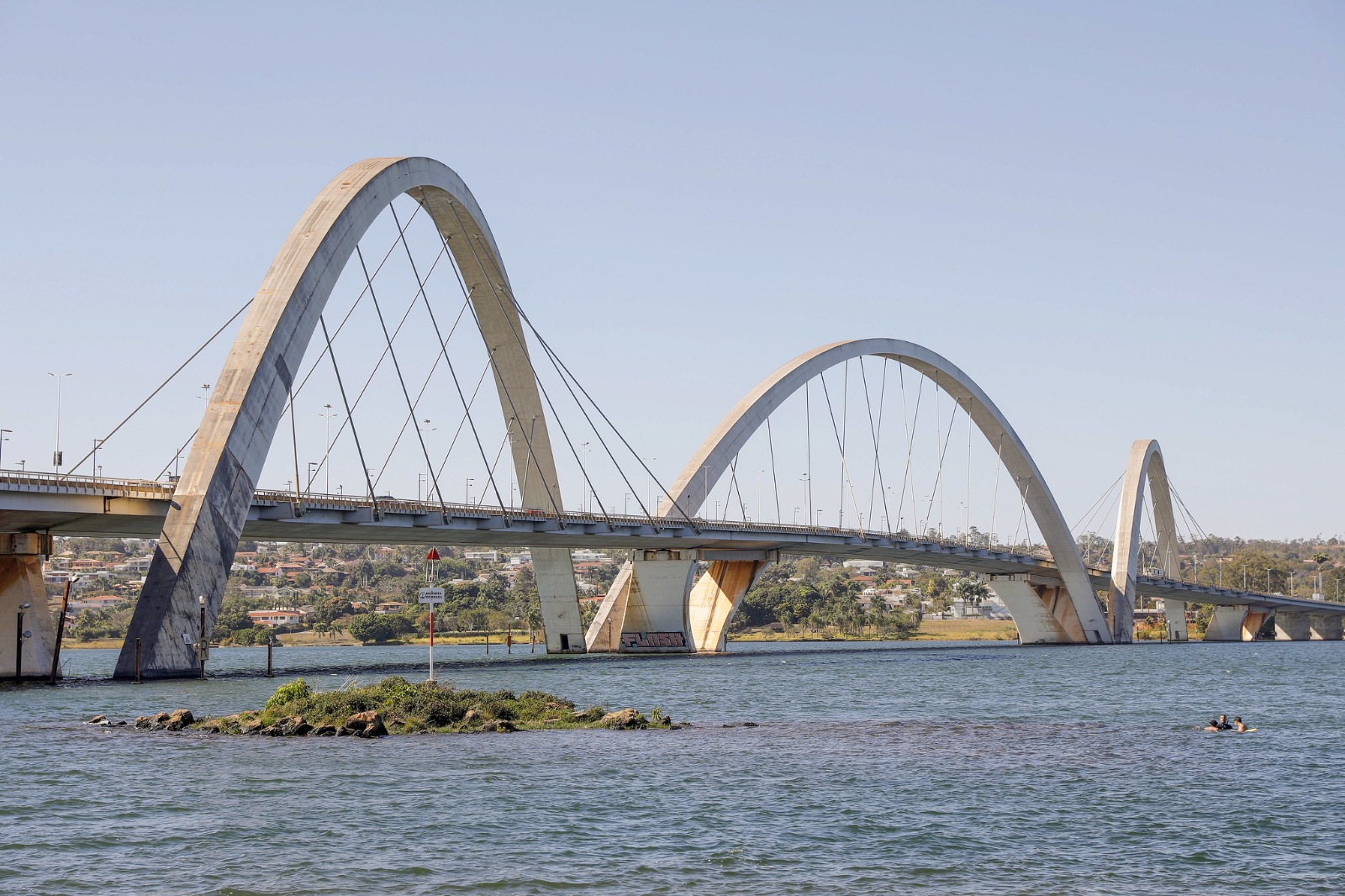 Drones com jatos de água fazem limpeza na Ponte JK em Brasília