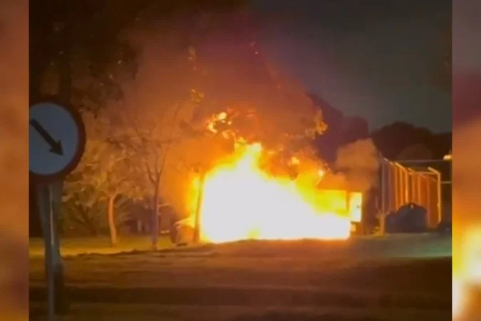 Carro pega fogo na Asa Norte em frente a torre de transmissão